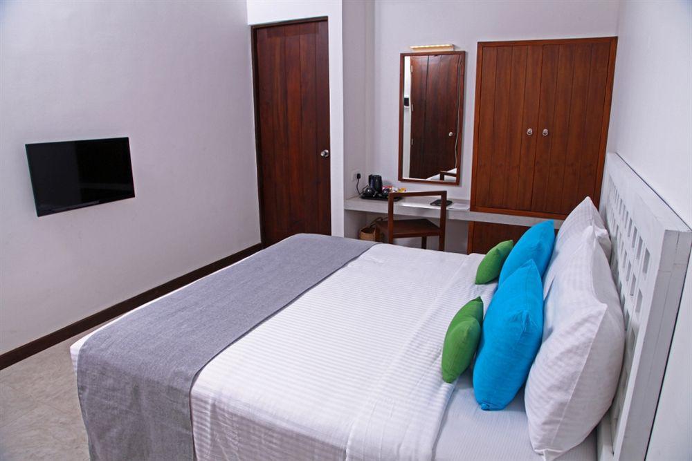Blue Oceanic Beach Hotel Negombo Dış mekan fotoğraf